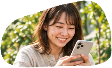 上のスマホを見る女性の写真