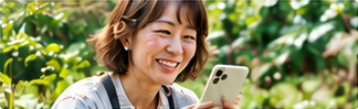 ぼやいてみるの利用イメージ：スマホを見て笑う女性